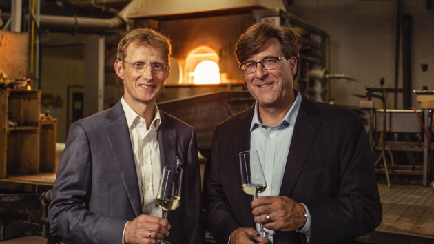 Zwiesel Glas und Fortessa schließen sich zusammen - Prof. Dr. Andreas Buske, Vorstand von Zwiesel Glas, und Scott Hamberger, CEO von Fortessa, geben den Zusammenschluss ihrer beiden Unternehmen bekannt - Quelle: Florian Eichinger